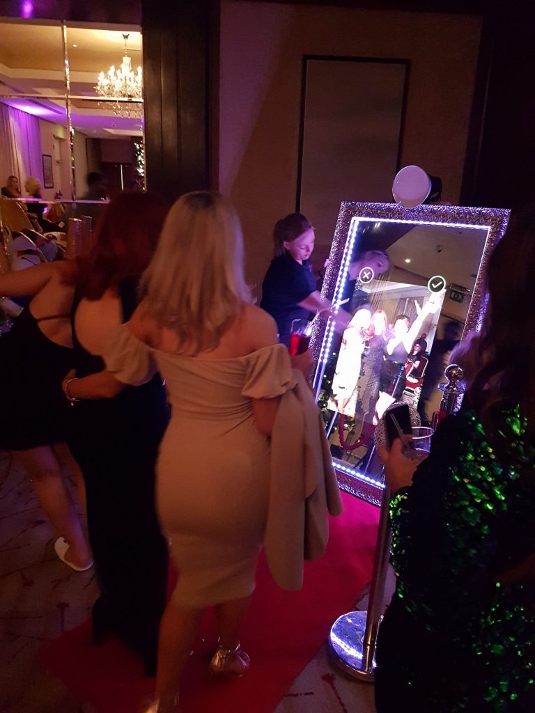 https://sensationalevents.ie/wp-content/uploads/2021/12/Selfie-Mirror-Wedding-set-up-The-Kingsley-Hotel-768x1024.jpg